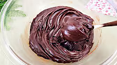Detalhes de decoração feitos com bico de confeitar usando ganache